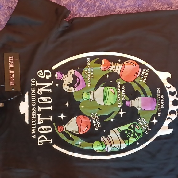DOLLSKILL 2x TRICKZ N TREATZ BLACK SHORT-SLEEVED guide to potions - Picture 2 of 13